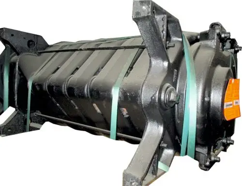 Gussblock von Wolf, stabil und robust, abgebildet in seitlicher Ansicht, mit Befestigungen und schützenden Bändern für Transport.